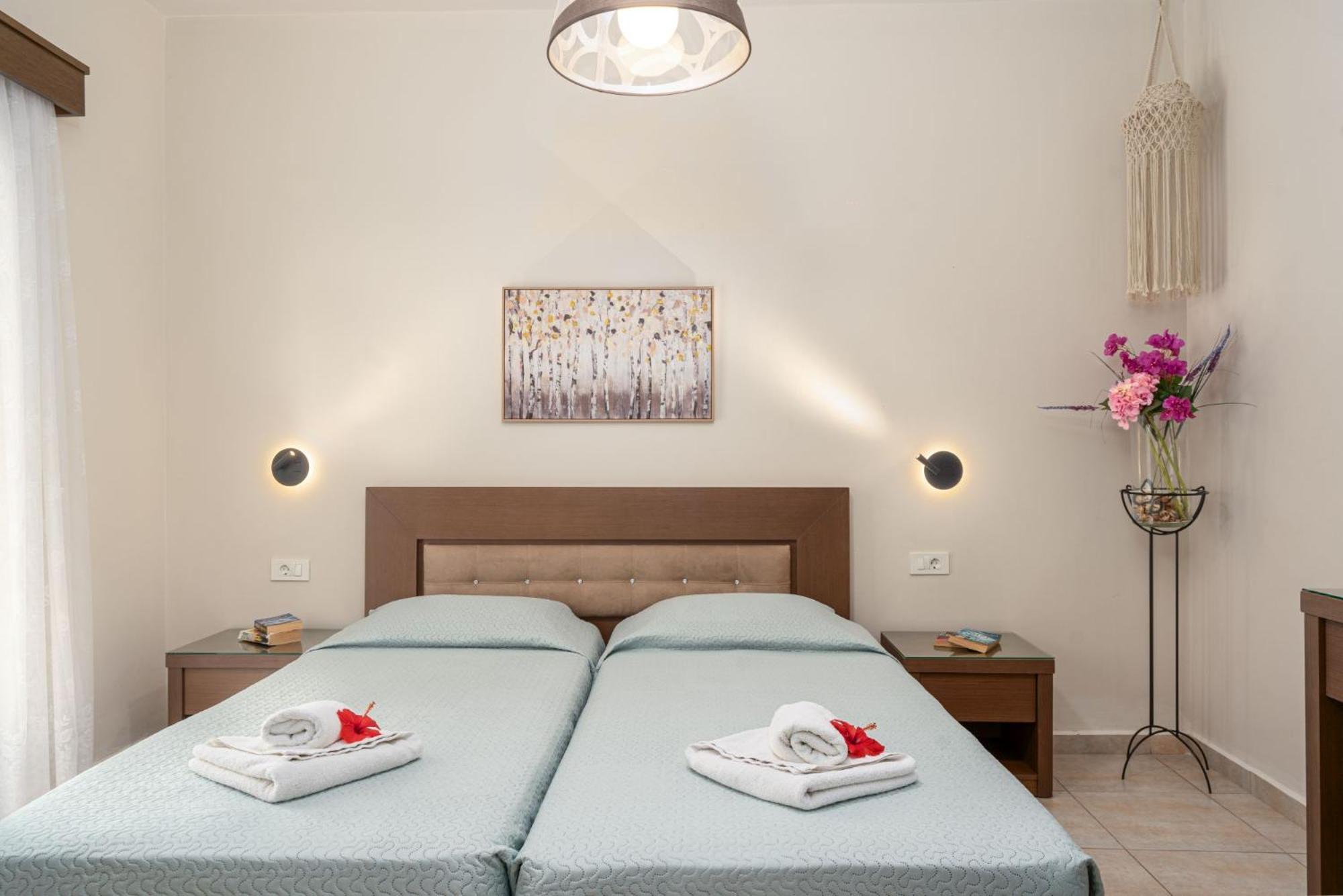 Stathis Beachfront Luxury Rooms Kalamákion Quarto foto