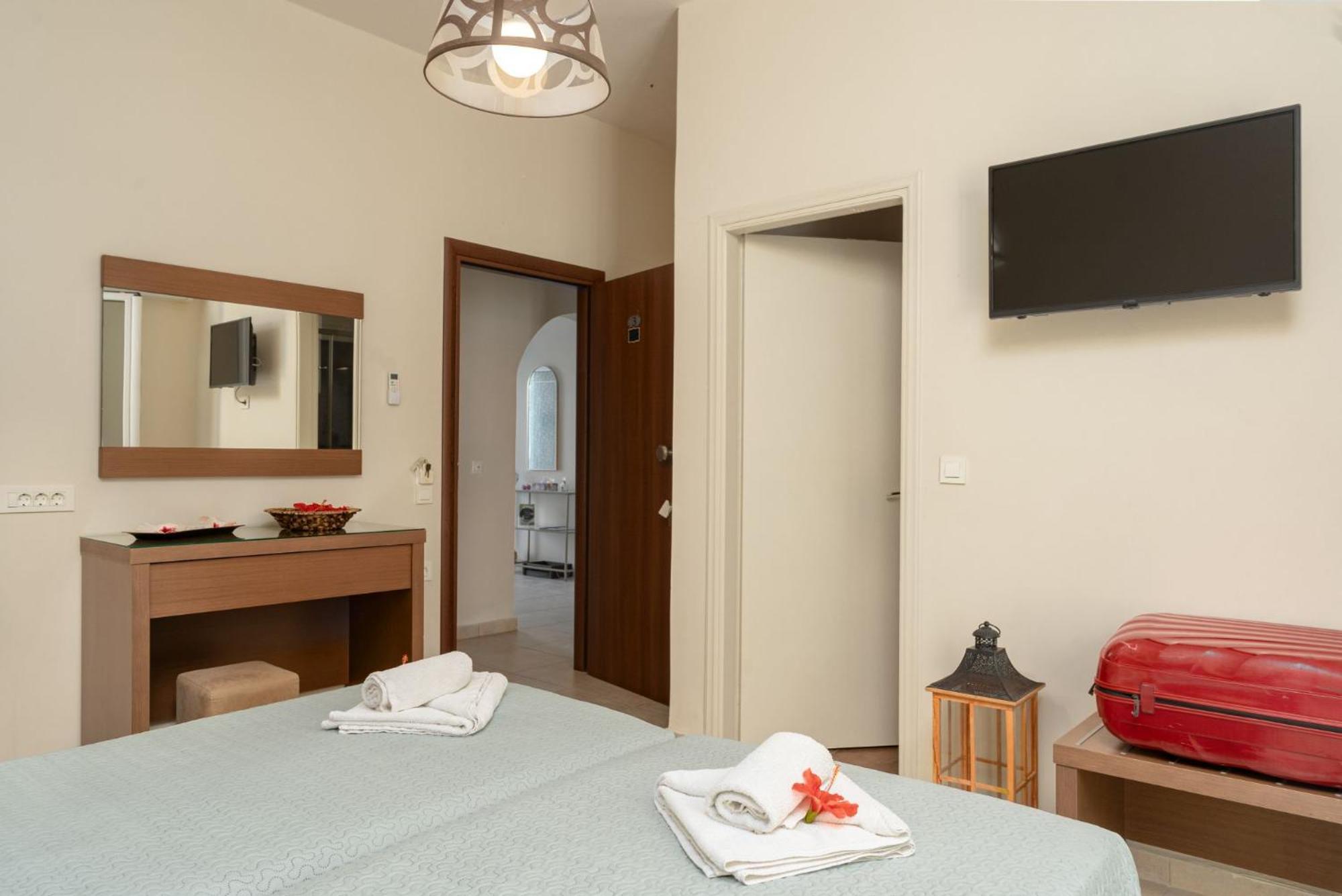 Stathis Beachfront Luxury Rooms Kalamákion Exterior foto
