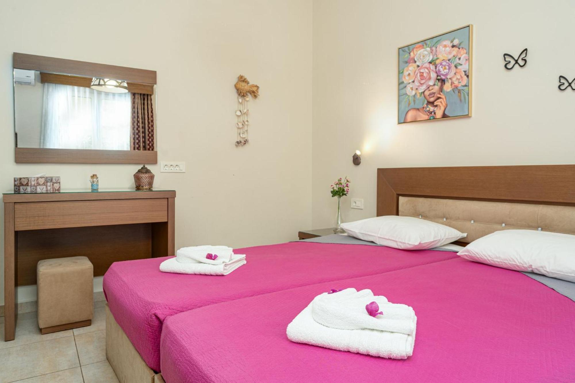 Stathis Beachfront Luxury Rooms Kalamákion Quarto foto