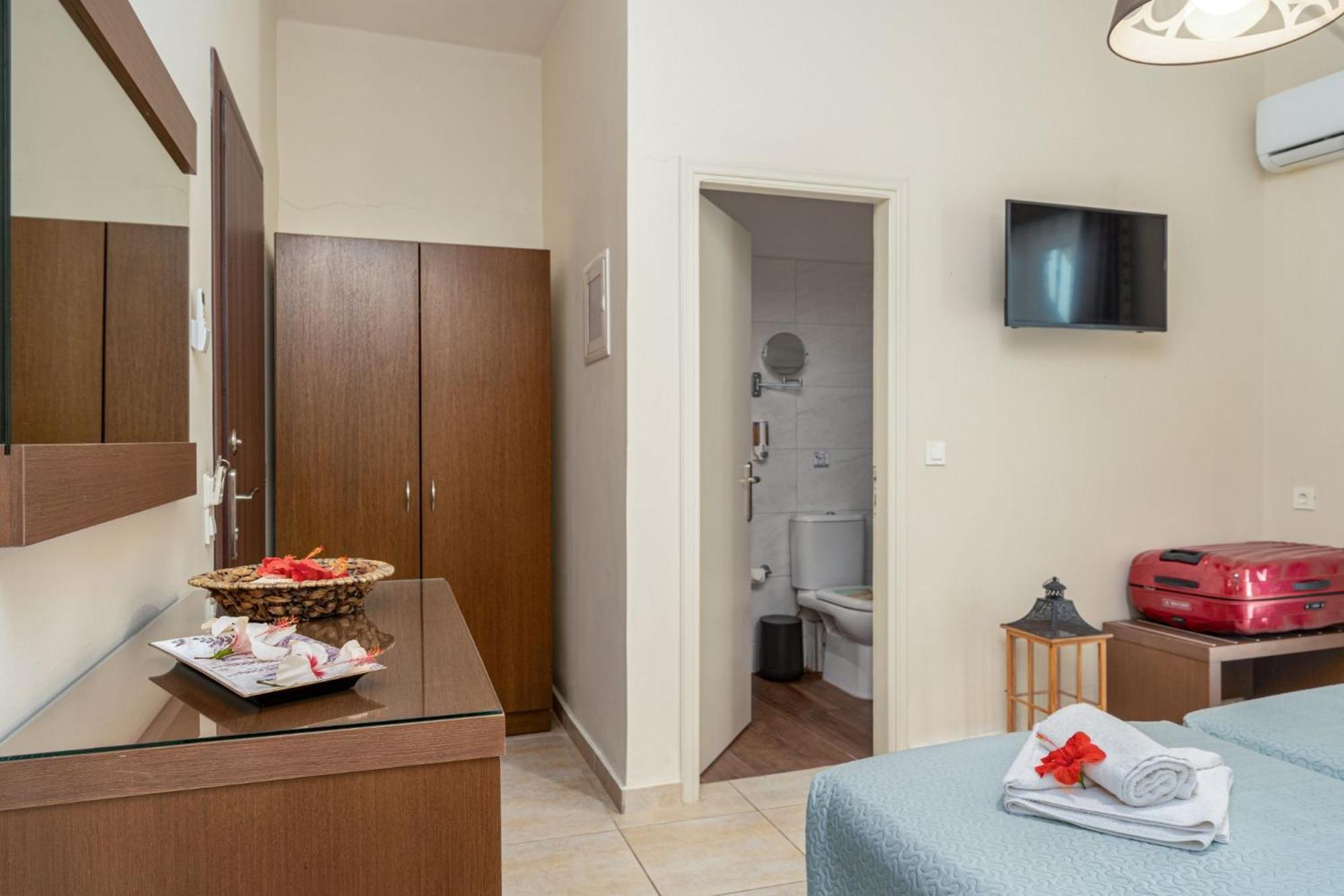 Stathis Beachfront Luxury Rooms Kalamákion Quarto foto