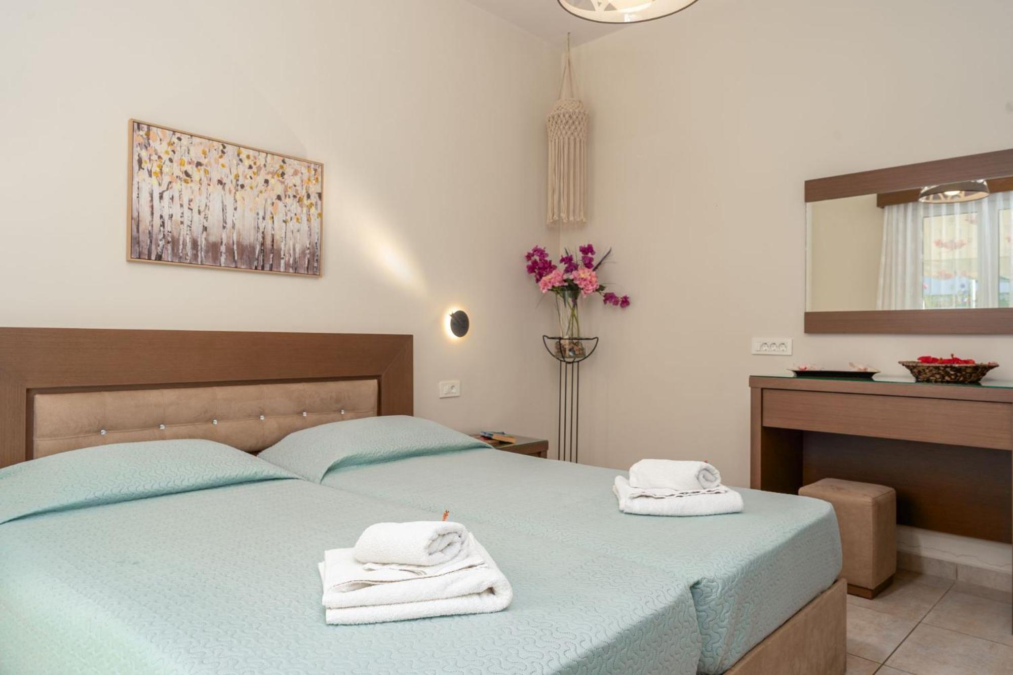 Stathis Beachfront Luxury Rooms Kalamákion Quarto foto